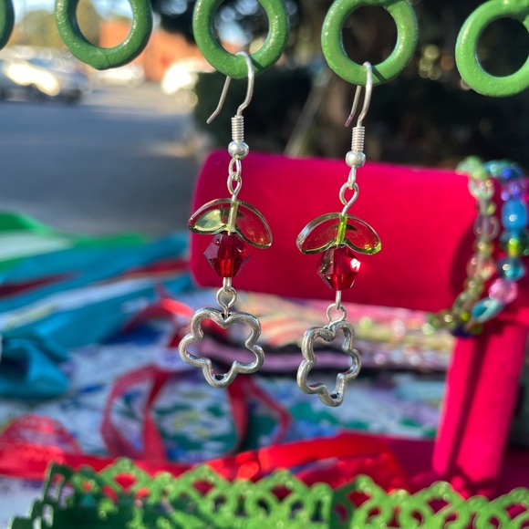 🌹 Simply Floral Earrings 🌹 - Picture 3 of 3